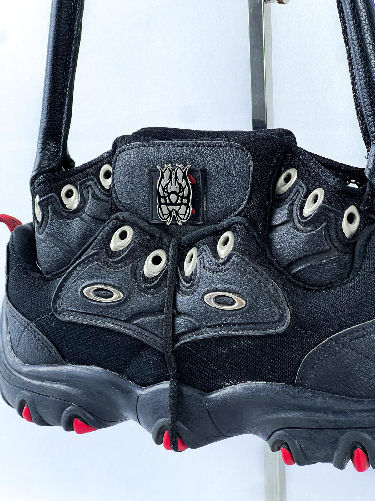 Detalhe da Bolsa Oakley Teeth Bomber Sangue