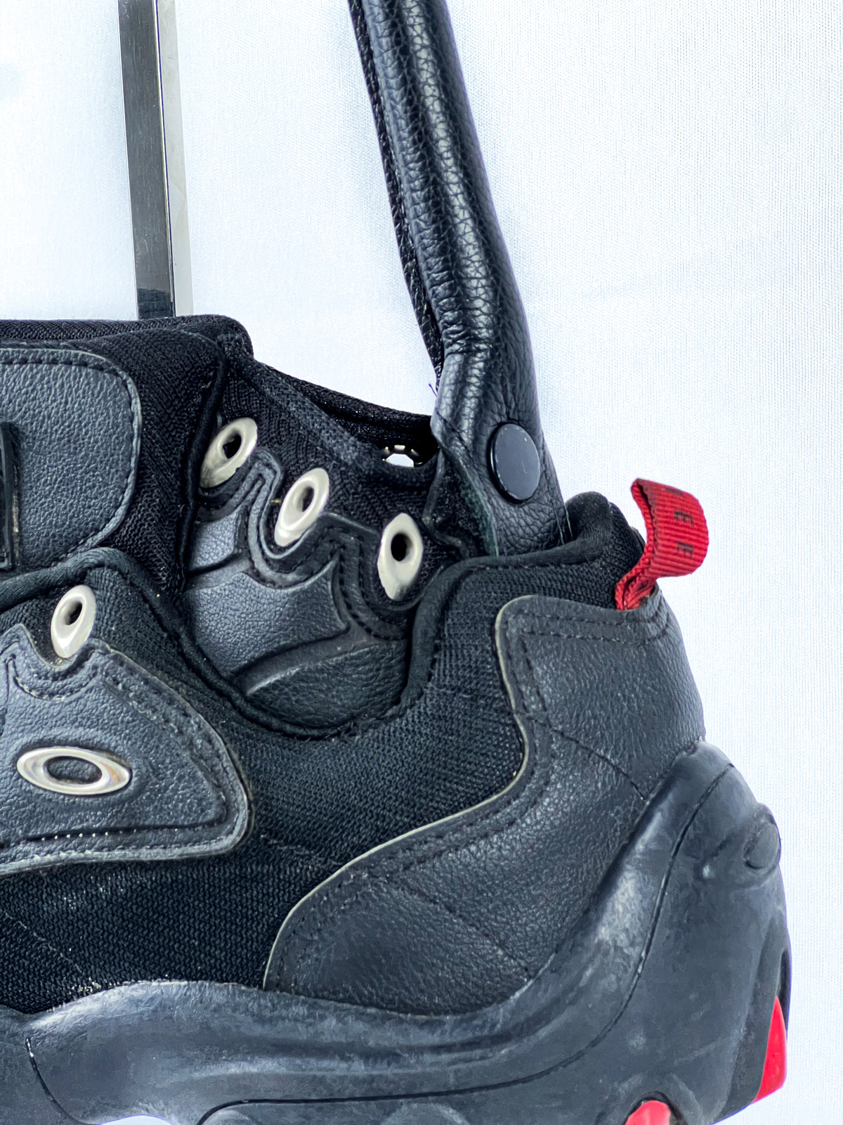Detalhe da Bolsa Oakley Teeth Bomber Sangue
