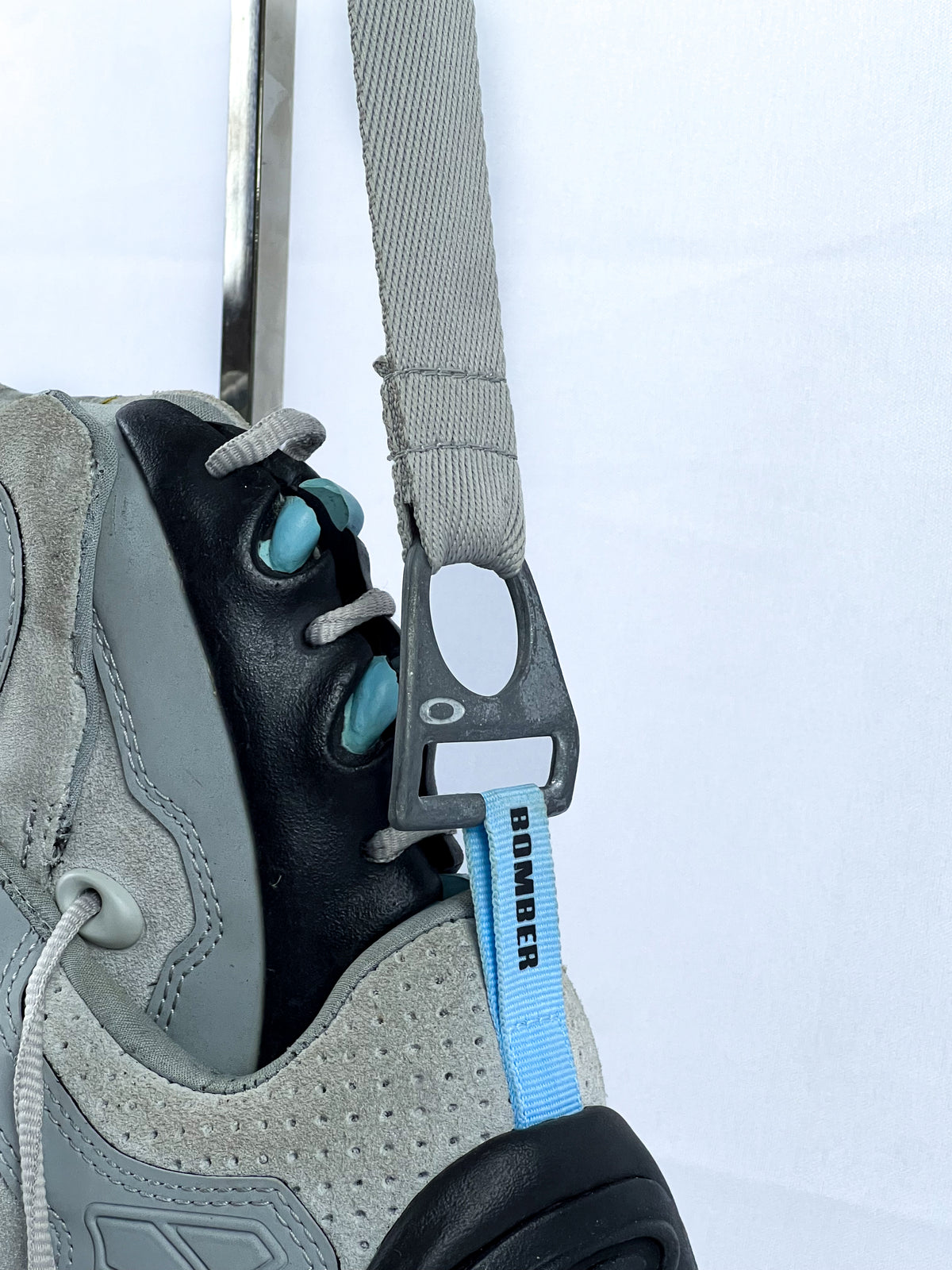 Detalhe da Bolsa Oakley Teeth Bomber Cinza