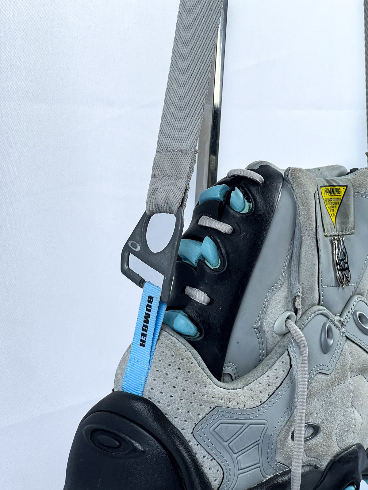 Detalhe da Bolsa Oakley Teeth Bomber Cinza